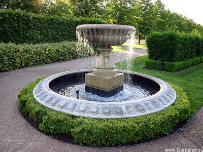 Фонтан в саду