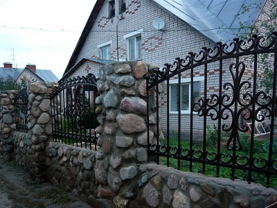 Забор из бутового камня