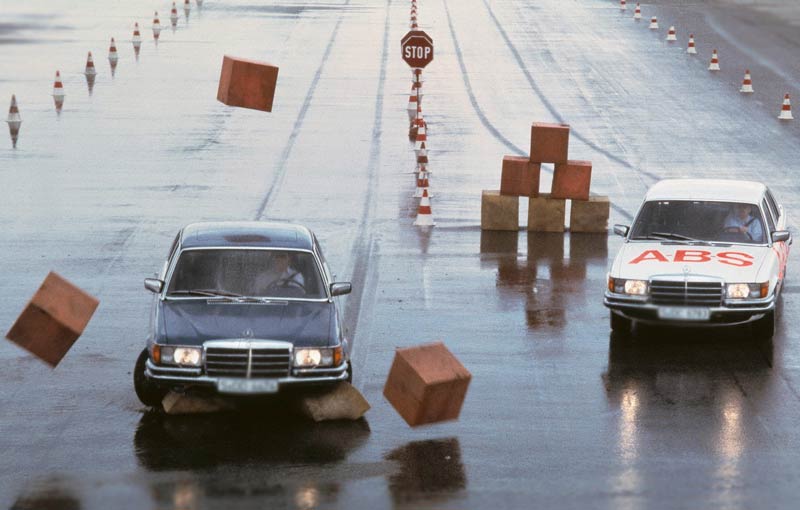 автомобиль с АБС и без нее - разность в тормозном пути автомобиль с АБС и без нее - разность в тормозном пути