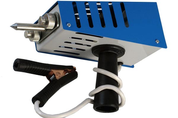 проверка аккумулятора с помощью нагрузочной вилки