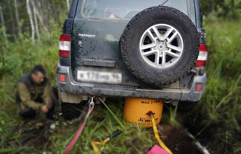 надувной домкрат в действии