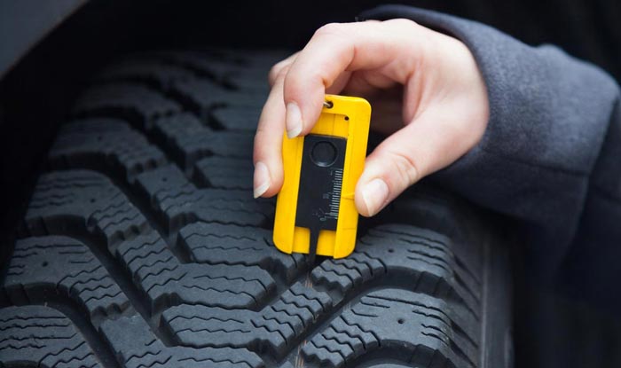 измеряем глубину протектора покрышки