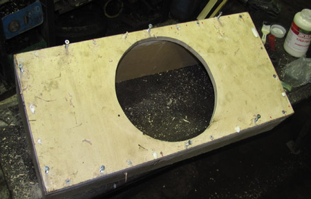 скрепляем стенки ящика сабвуфера мебельными шурупами