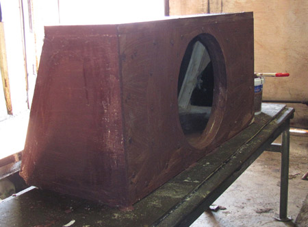 покрываем корпус для сабвуфера лаком от влаги