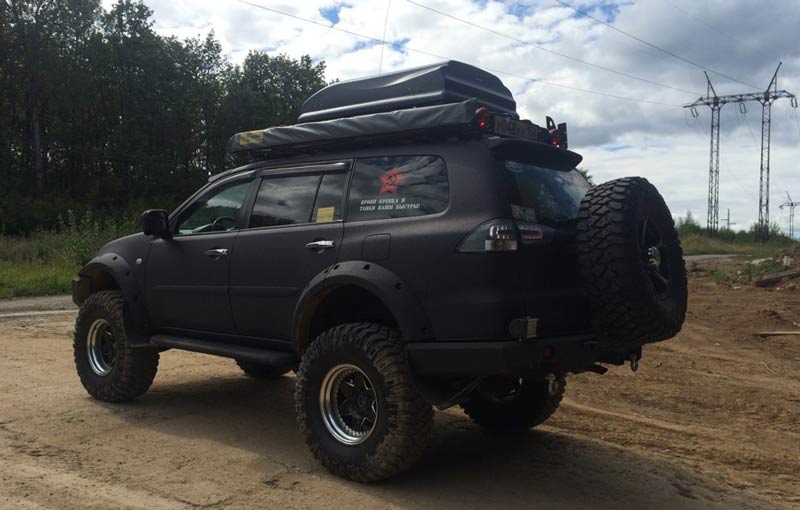 джип с изменной подвеской и боди лифтом