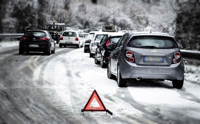 Поездка на авто при плохих погодных условиях зимой