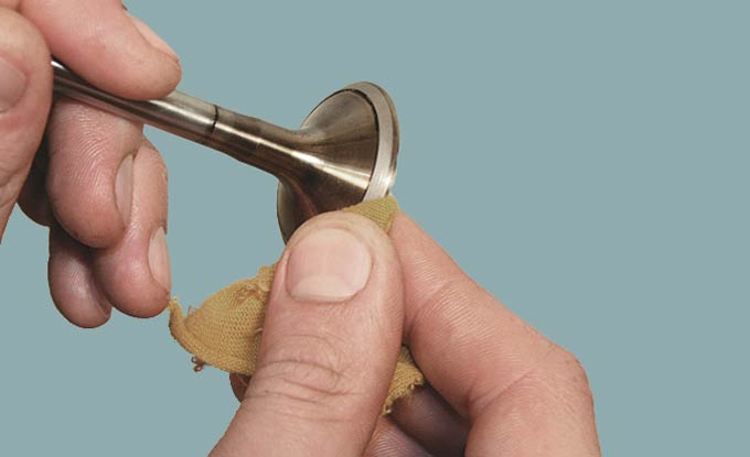 нанесение пасты на клапана для притирки нанесение пасты на клапана для притирки