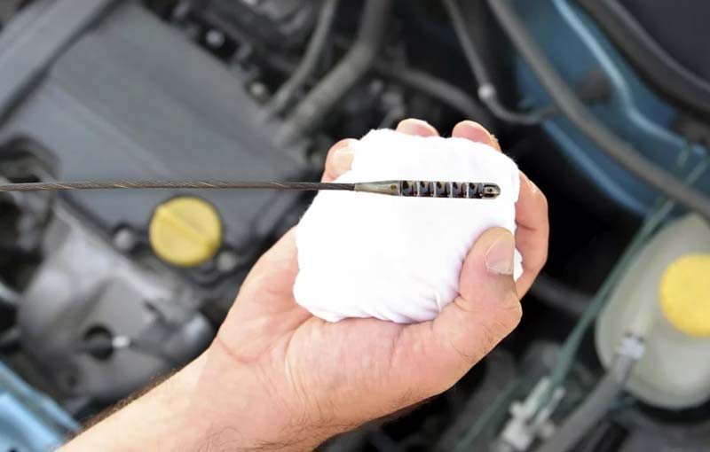 определяем уровень масла в моторе по щупу