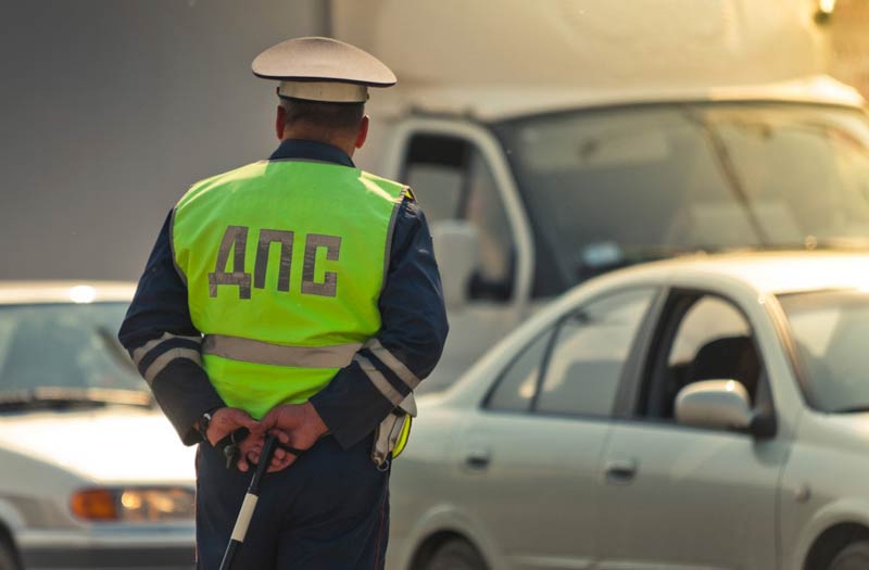 Сотрудник ГИБДД на работе