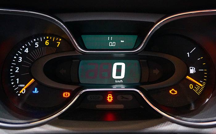 цифровой спидометр в автомобиле цифровой спидометр в автомобиле