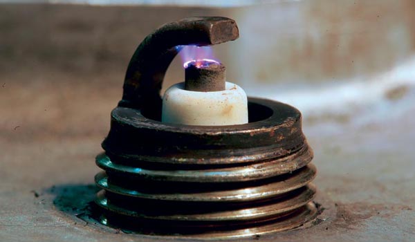 работа свечи - искра зажигания