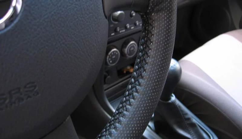 светлый руль с перфорированной кожей светлый руль с перфорированной кожей