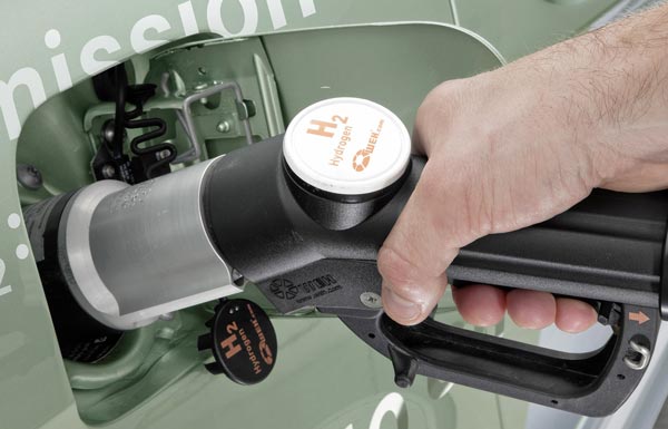 заправка автомобиля водородным топливом