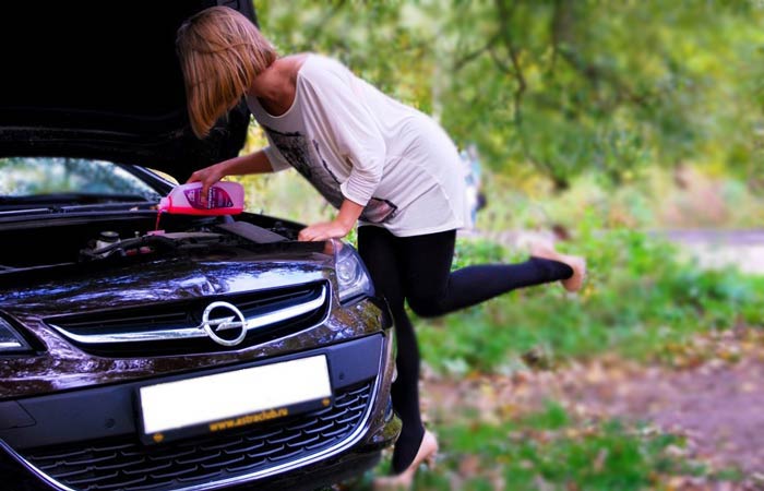 девушка заливает антифриз в машину девушка заливает антифриз в машину