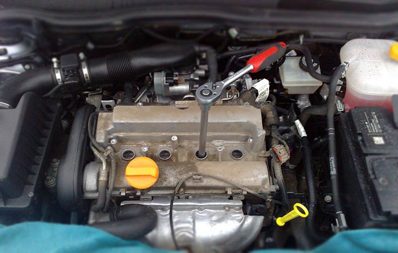 замена автомобильных свечей зажигания в двигателе