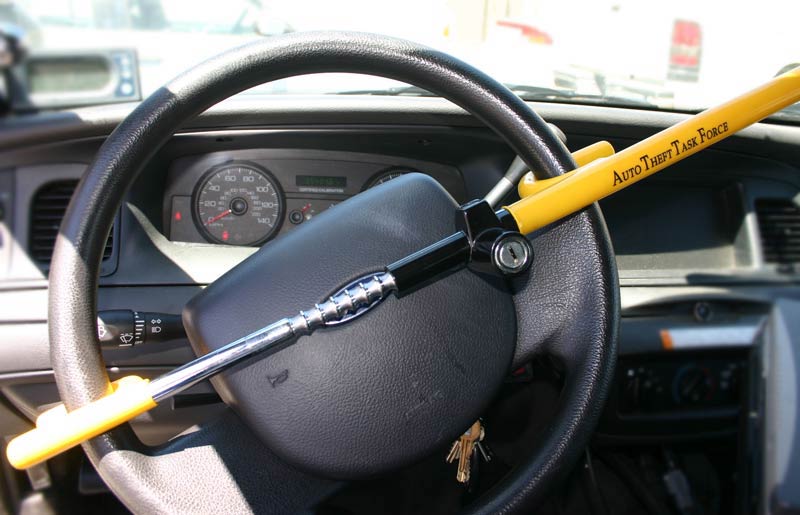 вид установленной кочерги на руль от угона